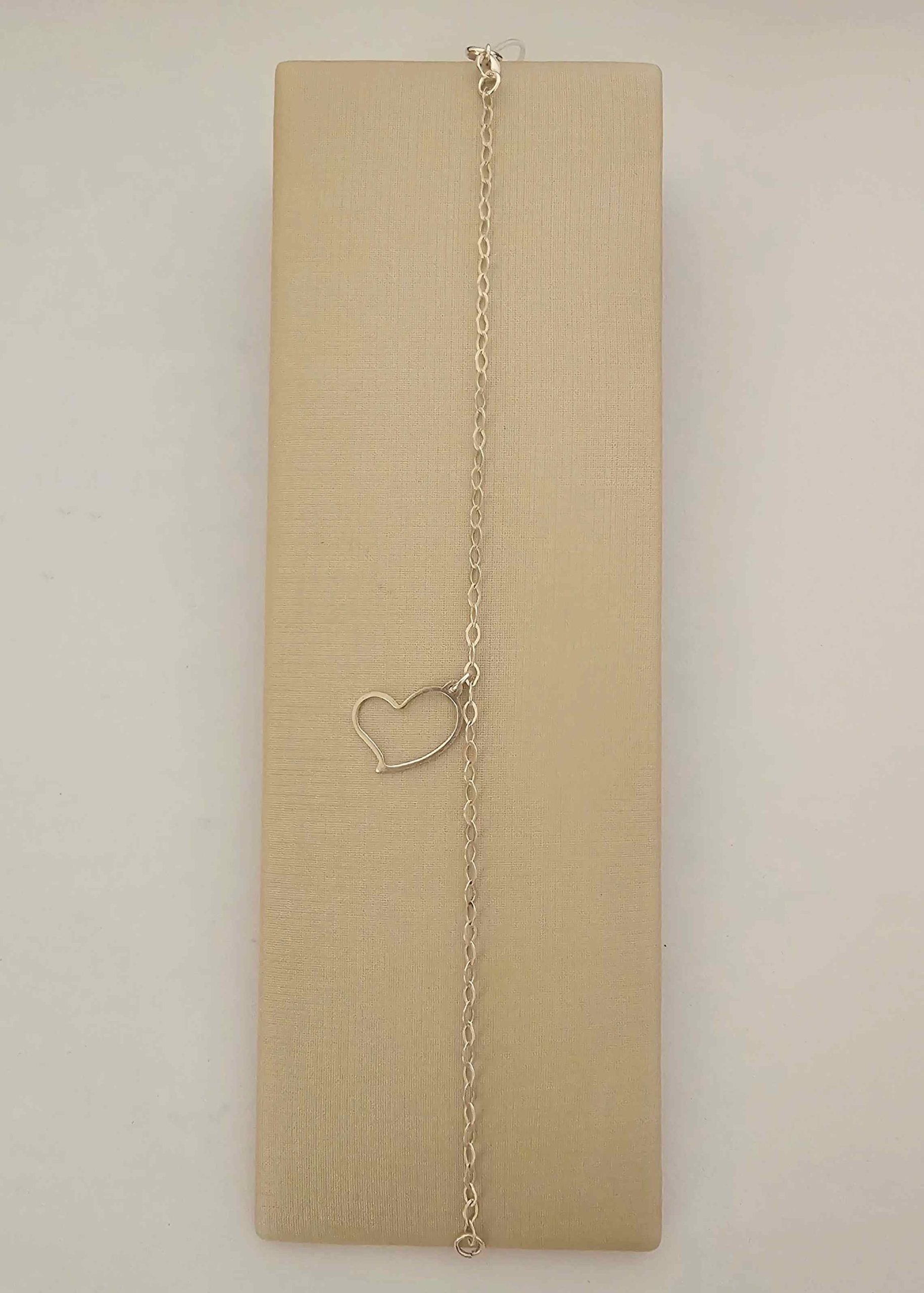 PULSEIRA PINGENTE CORAÇÃO VAZADO