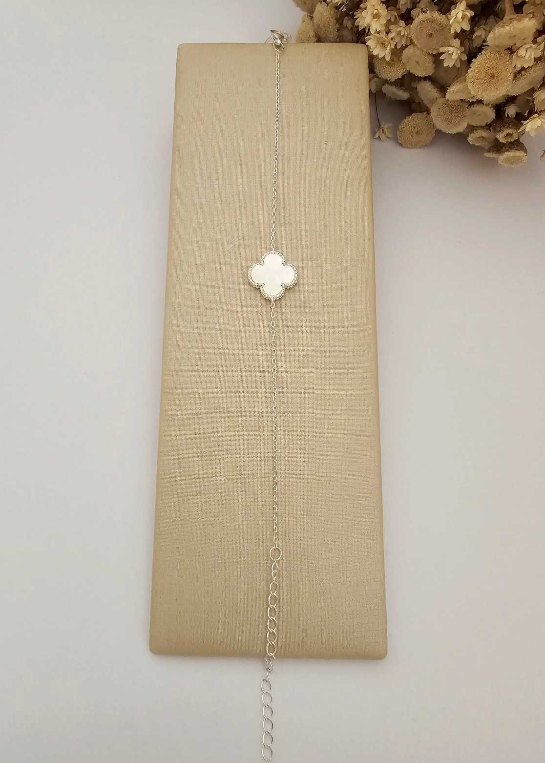 PULSEIRA PRATA DETALHE TREVO MADRE